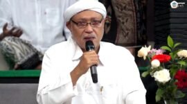 Pengasuh PP LPI Al-Hamidy Banyuanyar, RKH. Muhammad Rofi’i Baidhowi menitiskan air mata saat memanjatkan doa. (ISTIMEWA)