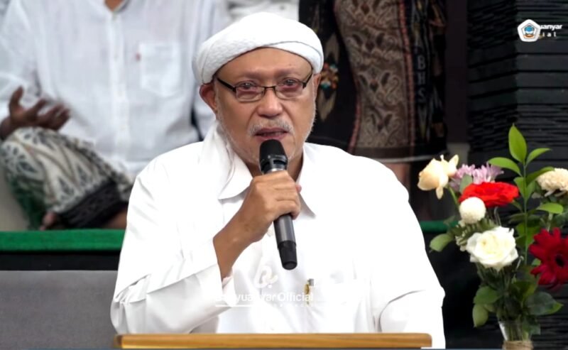 Pengasuh PP LPI Al-Hamidy Banyuanyar, RKH. Muhammad Rofi’i Baidhowi menitiskan air mata saat memanjatkan doa. (ISTIMEWA)
