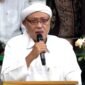 Pengasuh PP LPI Al-Hamidy Banyuanyar, RKH. Muhammad Rofi’i Baidhowi menitiskan air mata saat memanjatkan doa. (ISTIMEWA)