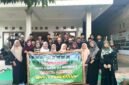 Anggota Al-Banjari dan Muhadharah Darul Abror MAN 1 Pamekasan foto bersama sebelum bagi-bagi ratusan takjil gratis. (ISTIMEWA)