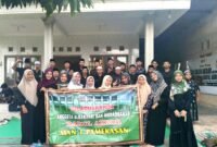 Anggota Al-Banjari dan Muhadharah Darul Abror MAN 1 Pamekasan foto bersama sebelum bagi-bagi ratusan takjil gratis. (ISTIMEWA)