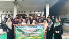 Anggota Al-Banjari dan Muhadharah Darul Abror MAN 1 Pamekasan foto bersama sebelum bagi-bagi ratusan takjil gratis. (ISTIMEWA)