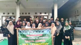 Anggota Al-Banjari dan Muhadharah Darul Abror MAN 1 Pamekasan foto bersama sebelum bagi-bagi ratusan takjil gratis. (ISTIMEWA)