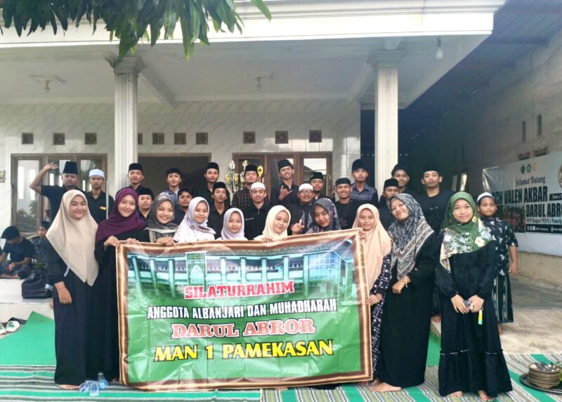 Anggota Al-Banjari dan Muhadharah Darul Abror MAN 1 Pamekasan foto bersama sebelum bagi-bagi ratusan takjil gratis. (ISTIMEWA)