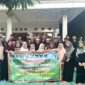 Anggota Al-Banjari dan Muhadharah Darul Abror MAN 1 Pamekasan foto bersama sebelum bagi-bagi ratusan takjil gratis. (ISTIMEWA)