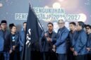 Ketua AJP M. Khairul Umam menerima pataka dari KH. Ghazi Mujtaba pertanda kepengurusan periode 2025-2027 dikukuhkan. (ISTIMEWA)