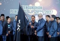 Ketua AJP M. Khairul Umam menerima pataka dari KH. Ghazi Mujtaba pertanda kepengurusan periode 2025-2027 dikukuhkan. (ISTIMEWA)