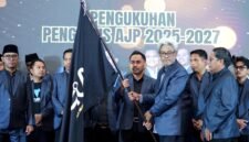 Ketua AJP M. Khairul Umam menerima pataka dari KH. Ghazi Mujtaba pertanda kepengurusan periode 2025-2027 dikukuhkan. (ISTIMEWA)