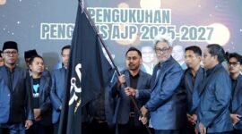 Ketua AJP M. Khairul Umam menerima pataka dari KH. Ghazi Mujtaba pertanda kepengurusan periode 2025-2027 dikukuhkan. (ISTIMEWA)