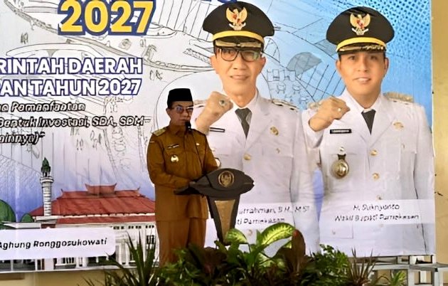 Bupati Pamekasan Dr. KH. Kholilurrahman saat menyampaikan sambutan pada kegiatan Musrenbang di Mandhapa Agung Ronggosukowati. (MOH. IQBALUL KHAVEI MZ / KLIKMADURA)