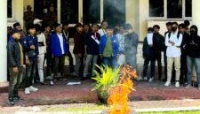 Puluhan aktivis PMII UIN Madura membakar ban di depan Kantor DPRD Pamekasan saat demo terkait MBG. (MOHAMMAD IQBALUL KHAVEI MZ / KLIKMADURA)