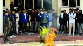 Puluhan aktivis PMII UIN Madura membakar ban di depan Kantor DPRD Pamekasan saat demo terkait MBG. (MOHAMMAD IQBALUL KHAVEI MZ / KLIKMADURA)