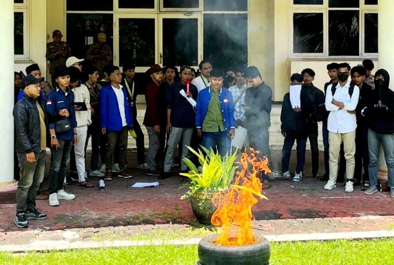 Puluhan aktivis PMII UIN Madura membakar ban di depan Kantor DPRD Pamekasan saat demo terkait MBG. (MOHAMMAD IQBALUL KHAVEI MZ / KLIKMADURA)