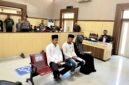 Dua terdakwa kasus pembunuhan saat mengikuti sidang perdana di PN Pamekasan. (LAILIYATUN NURIYAH / KLIKMADURA)