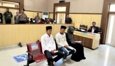 Dua terdakwa kasus pembunuhan saat mengikuti sidang perdana di PN Pamekasan. (LAILIYATUN NURIYAH / KLIKMADURA)