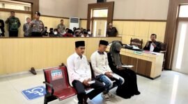 Dua terdakwa kasus pembunuhan saat mengikuti sidang perdana di PN Pamekasan. (LAILIYATUN NURIYAH / KLIKMADURA)