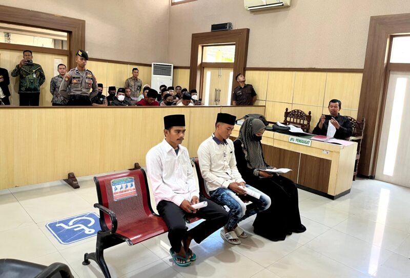 Dua terdakwa kasus pembunuhan saat mengikuti sidang perdana di PN Pamekasan. (LAILIYATUN NURIYAH / KLIKMADURA)