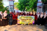 Civitas akademik SDIT ABFA Pamekasan foto bersama sebelum menggelar kegiatan ABFA Berbagi Takjil (ABFA BETA). (ISTIMEWA)