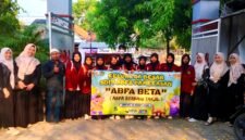 Civitas akademik SDIT ABFA Pamekasan foto bersama sebelum menggelar kegiatan ABFA Berbagi Takjil (ABFA BETA). (ISTIMEWA)