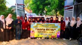 Civitas akademik SDIT ABFA Pamekasan foto bersama sebelum menggelar kegiatan ABFA Berbagi Takjil (ABFA BETA). (ISTIMEWA)