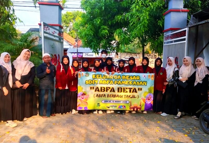 Civitas akademik SDIT ABFA Pamekasan foto bersama sebelum menggelar kegiatan ABFA Berbagi Takjil (ABFA BETA). (ISTIMEWA)