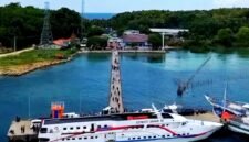 Kapal Express Bahari 9C saat sandar di Pulau Kangean beberapa waktu lalu. (DOK. KLIKMADURA)