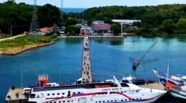 Kapal Express Bahari 9C saat sandar di Pulau Kangean beberapa waktu lalu. (DOK. KLIKMADURA)