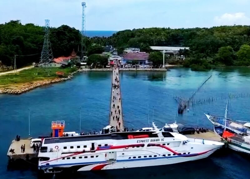 Kapal Express Bahari 9C saat sandar di Pulau Kangean beberapa waktu lalu. (DOK. KLIKMADURA)