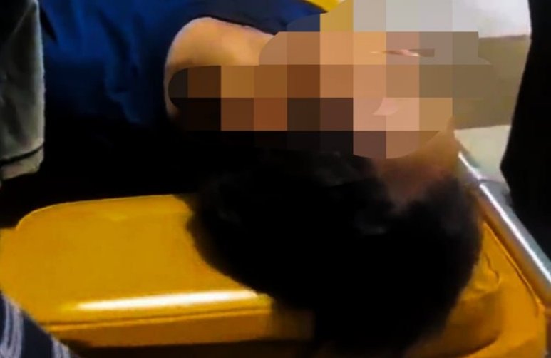 MR, pemuda asal Kecamatan Palengaan terbaring lemas usai diserang dari belakang oleh pemuda berinisial A warga Kecamatan Proppo. (ISTIMEWA)