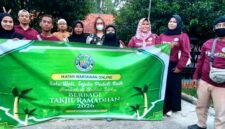 Pengurus IWO PD Pamekasan foto bersama usai bagi-bagi takjil. (IWO PAMEKASAN FOR KLIK MADURA).