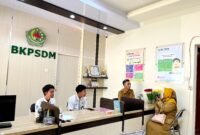 Pegawai BKPSDM Pamekasan berada di meja resipsionis. (ISTIMEWA)