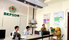 Pegawai BKPSDM Pamekasan berada di meja resipsionis. (ISTIMEWA)