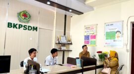 Pegawai BKPSDM Pamekasan berada di meja resipsionis. (ISTIMEWA)