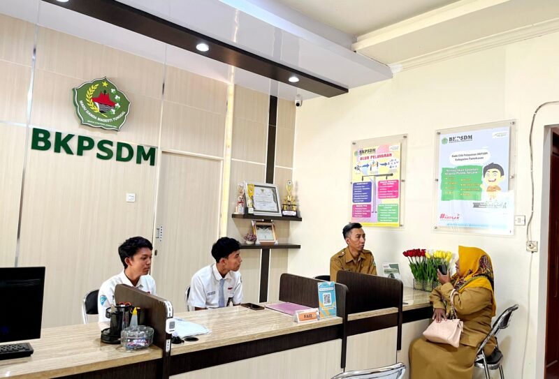 Pegawai BKPSDM Pamekasan berada di meja resipsionis. (ISTIMEWA)