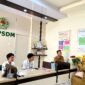 Pegawai BKPSDM Pamekasan berada di meja resipsionis. (ISTIMEWA)