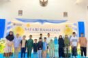 Manager PLN UP3 Madura, Fahmi Fahresi foto bersama anak yatim usai santunan pada acara Safari Ramadan. (MOH. IQBALUL KHAVEI MZ / KLIKMADURA)