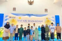 Manager PLN UP3 Madura, Fahmi Fahresi foto bersama anak yatim usai santunan pada acara Safari Ramadan. (MOH. IQBALUL KHAVEI MZ / KLIKMADURA)