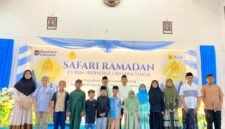 Manager PLN UP3 Madura, Fahmi Fahresi foto bersama anak yatim usai santunan pada acara Safari Ramadan. (MOH. IQBALUL KHAVEI MZ / KLIKMADURA)