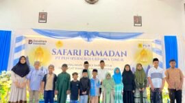 Manager PLN UP3 Madura, Fahmi Fahresi foto bersama anak yatim usai santunan pada acara Safari Ramadan. (MOH. IQBALUL KHAVEI MZ / KLIKMADURA)