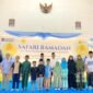Manager PLN UP3 Madura, Fahmi Fahresi foto bersama anak yatim usai santunan pada acara Safari Ramadan. (MOH. IQBALUL KHAVEI MZ / KLIKMADURA)