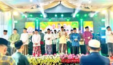 Ribuan jemaah larut dalam nuansa haru Majelis Shalawat Tangga Seribu. (MOH. IQBALUL KHAVEI MZ / KLIKMADURA)