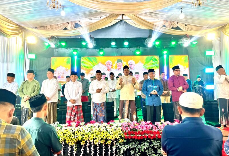 Ribuan jemaah larut dalam nuansa haru Majelis Shalawat Tangga Seribu. (MOH. IQBALUL KHAVEI MZ / KLIKMADURA)