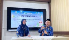 Pelaksana Tugas (Plt) Direktur RSUD Smart Pamekasan, dr. Syaiful Hidayat didampingi wakil direktur saat gelar konferensi pres. (MOH. IQBALUL KHAVEI MZ / KLIKMADURA)