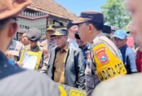 Ketua Satuan Tugas (Satgas) Makan Bergizi Gratis (MBG) Pamekasan, H. Sukriyanto saat menemui massa aksi dari PMII Komisariat UIN Madura. (MOH. IQBALUL KHAVEI MZ / KLIKMADURA)