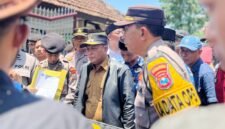 Ketua Satuan Tugas (Satgas) Makan Bergizi Gratis (MBG) Pamekasan, H. Sukriyanto saat menemui massa aksi dari PMII Komisariat UIN Madura. (MOH. IQBALUL KHAVEI MZ / KLIKMADURA)