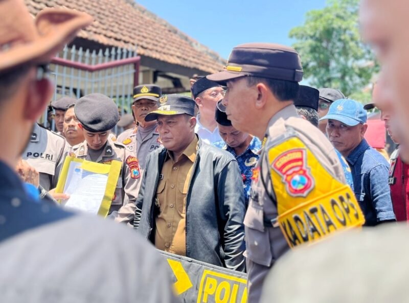 Ketua Satuan Tugas (Satgas) Makan Bergizi Gratis (MBG) Pamekasan, H. Sukriyanto saat menemui massa aksi dari PMII Komisariat UIN Madura. (MOH. IQBALUL KHAVEI MZ / KLIKMADURA)