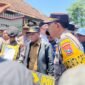 Ketua Satuan Tugas (Satgas) Makan Bergizi Gratis (MBG) Pamekasan, H. Sukriyanto saat menemui massa aksi dari PMII Komisariat UIN Madura. (MOH. IQBALUL KHAVEI MZ / KLIKMADURA)