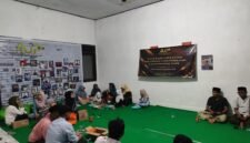 Puluhan anak yatim berkumpul di Balai Jurnalis Pamekasan sebelum santunan anak yatim. (DOK. KLIKMADURA)