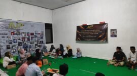 Puluhan anak yatim berkumpul di Balai Jurnalis Pamekasan sebelum santunan anak yatim. (DOK. KLIKMADURA)
