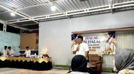 CEO PT. Royal Group, H. Muhammad Mukit menyampaikan sambutan pada kegiatan halal bi halal. (KLIKMADURA)